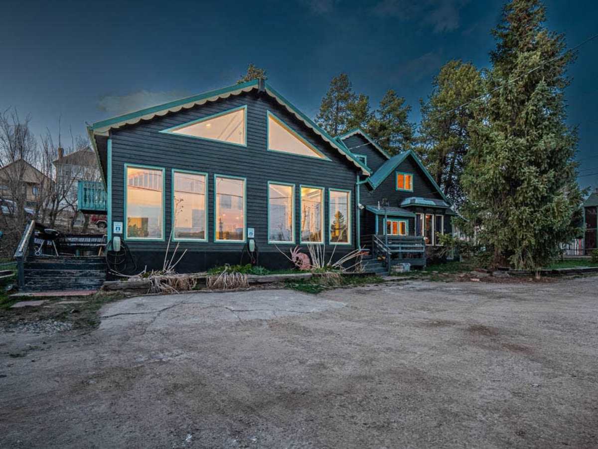 【Mountain Hideaway】 Victorian mansion on 7 city lots — 1 block to Main Street