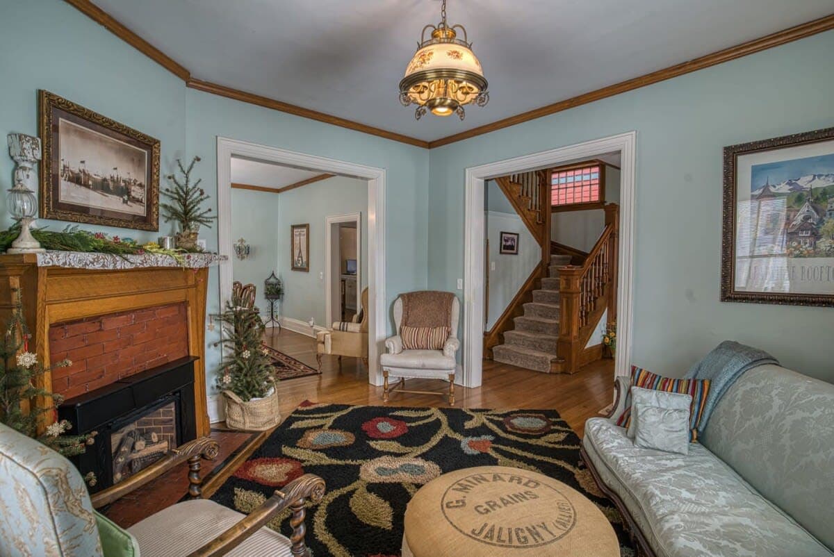 【Sitting Room】Second informal sitting room — pull a card game while the kids watch a movie elsewhere.