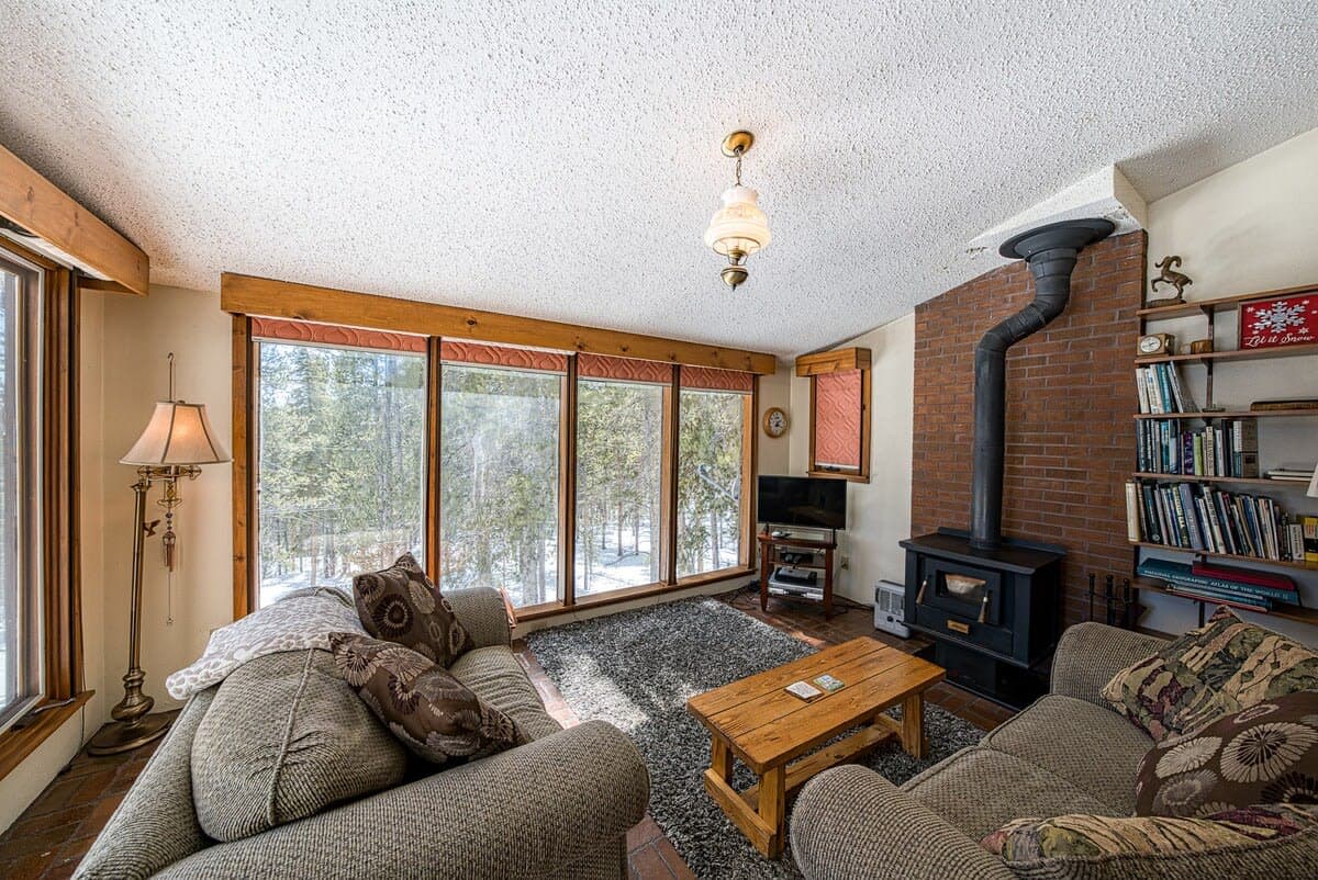 【Living Room】Gas fireplace and deep seating with a smart TV — the 4 p.m. après-ski landing zone.