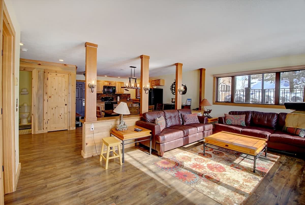 【Living Room】Timber columns and leather sofas — room for all six après-ski