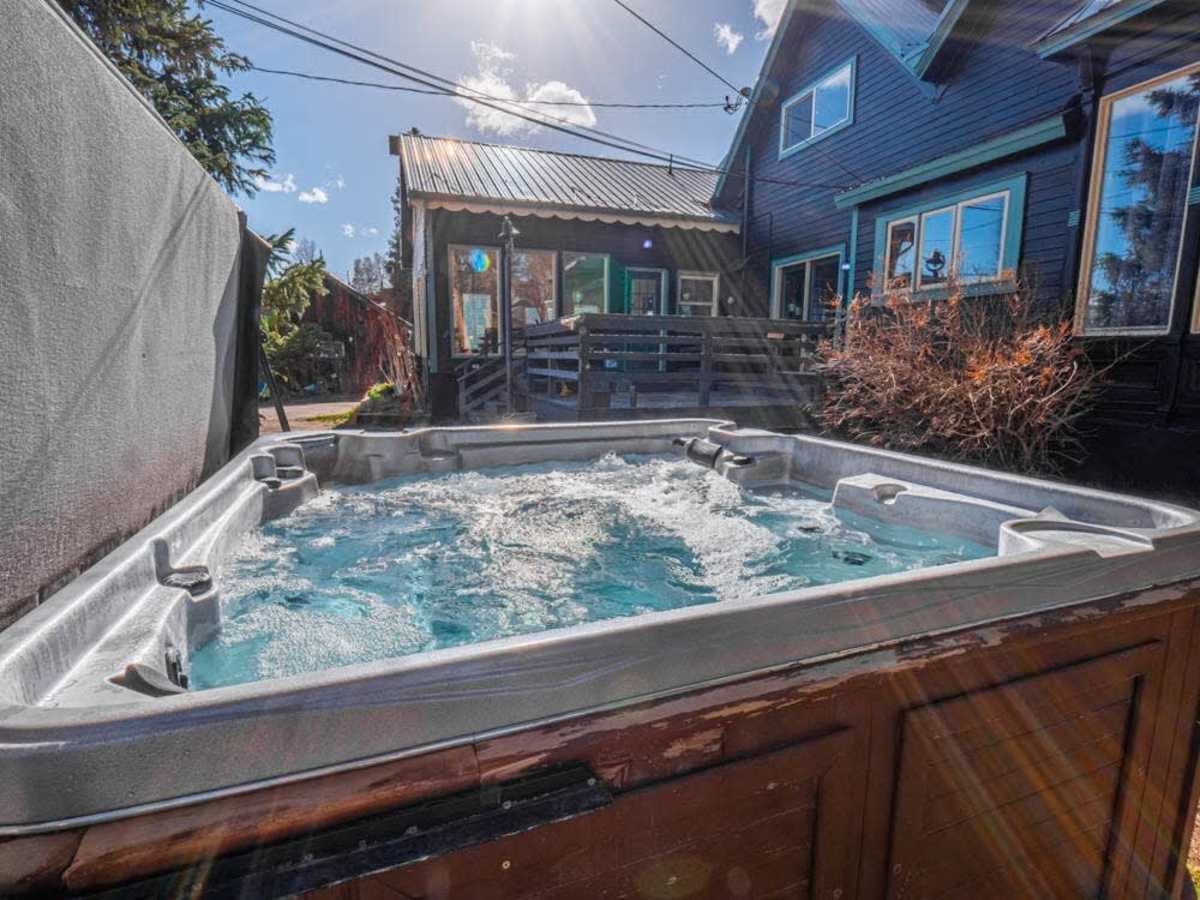 【Shared Hot Tub】Steam rising at 10,152 ft — the post-trail ritual