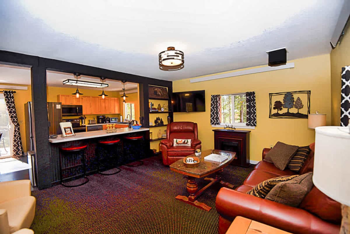 【Den】Warm wood-paneled family room to land in after a day on the mountain