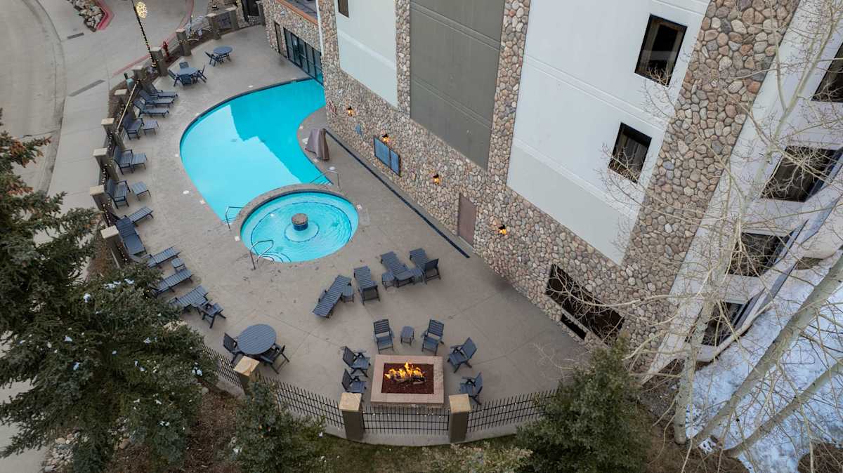 【Pool & Hot Tub】Heated year-round — soak under the stars after last chair