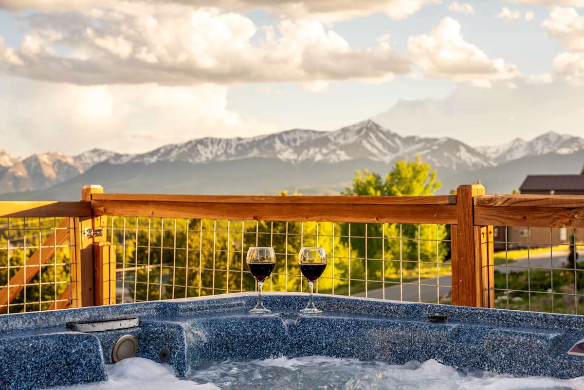 【Mountain Views】 This is real — panoramic peaks from every room, the deck & the balcony.
