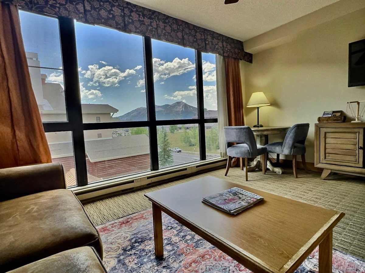 【Wall of Windows】Rare floor-to-ceiling glass framing the Crested Butte slopes