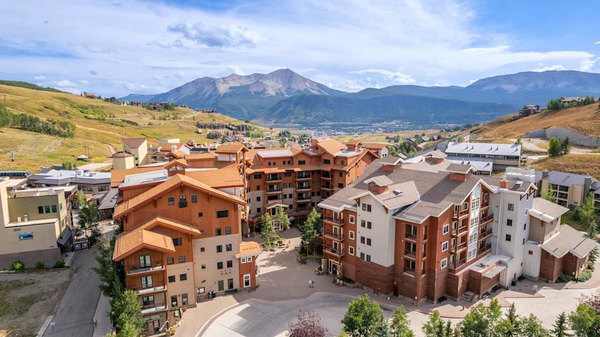 【Location】The Lodge at Mountaineer Square, central to the resort base