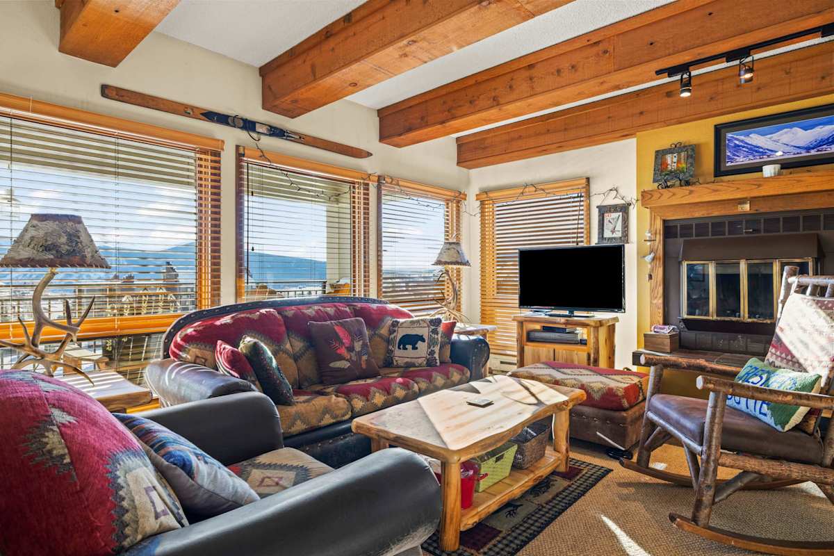 【Living Room】Wood-beam ceilings + mountain view — where everyone lands when the skis come off