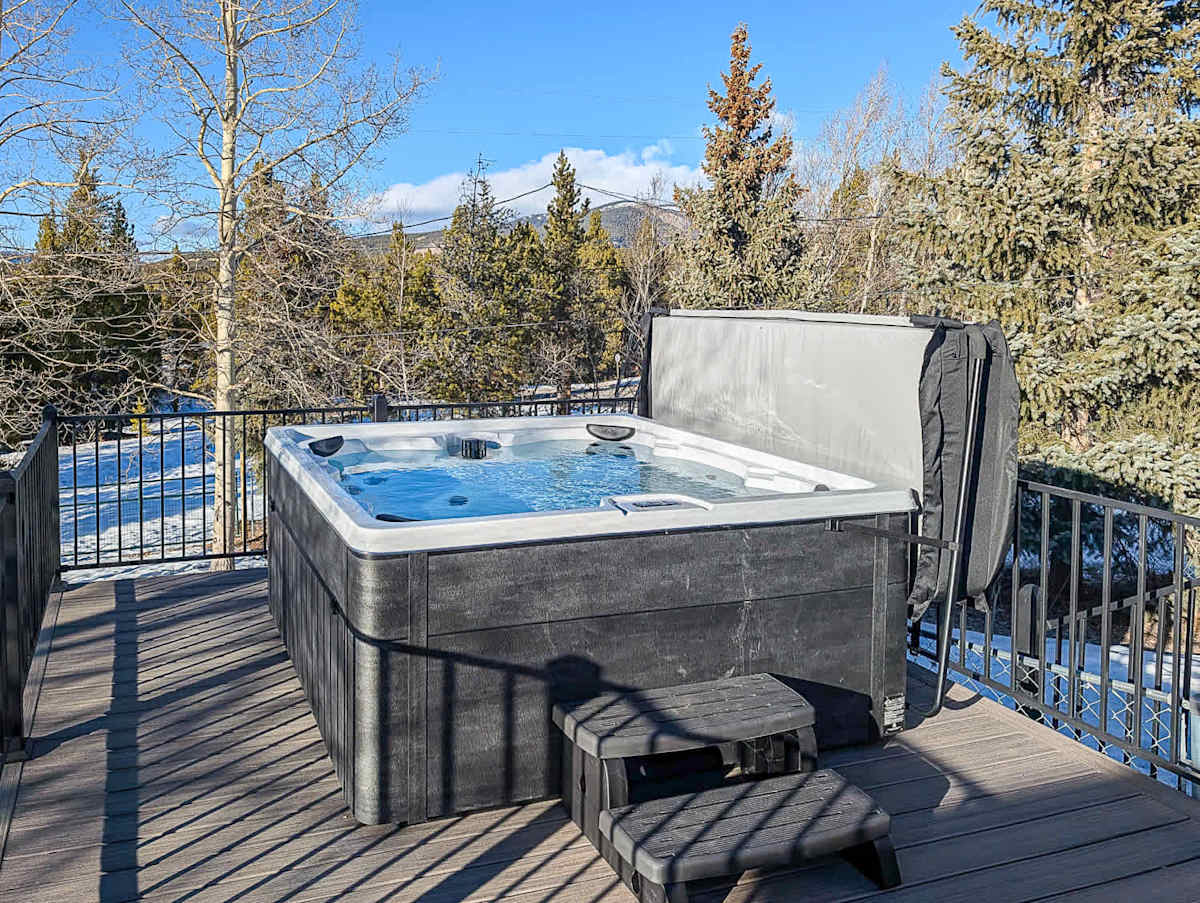 【Hot Tub】Soak on the deck after a day on the Mineral Belt or the slopes