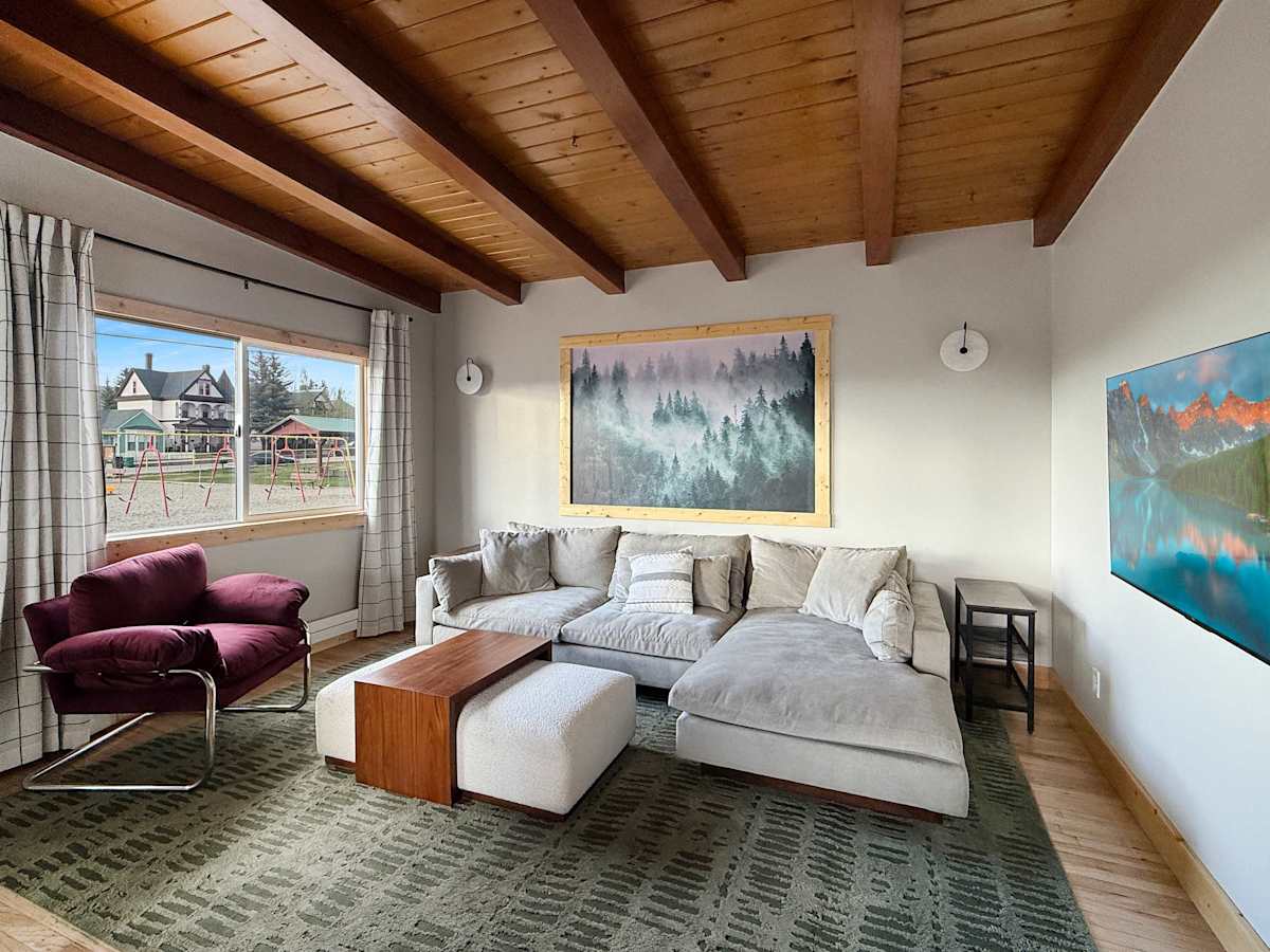 【Living Room】Cathedral beams + mountain-view windows — drop your bags and exhale after the drive up