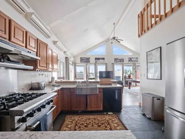 【Shared Kitchen】Stainless, stocked, and labeled — the pantry guests rave about