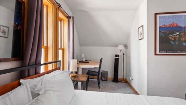 【Teton Room】Adjustable standing desk + gigabit WiFi — work a real day, then soak