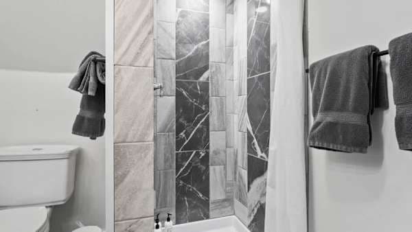 【Private Bath】En-suite and yours alone — walk-in shower, towels included