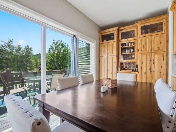 【Dining】Seats six for trail-day breakfasts, open to the kitchen