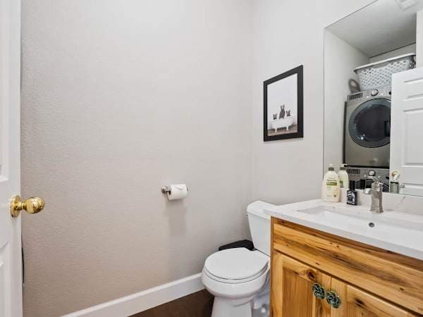 【Powder Room】Half bath with washer/dryer on the main floor
