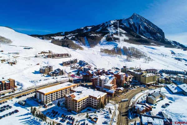 【The Mountain】The lifts are a short walk from your door
Listed with @BookTraverse