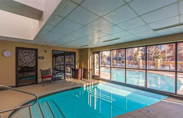 【Indoor Pool】Heated indoor pool for a soak when it's snowing
Listed with @BookTraverse