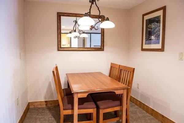 【Dining】A real table to spread out maps, meals, and après plans