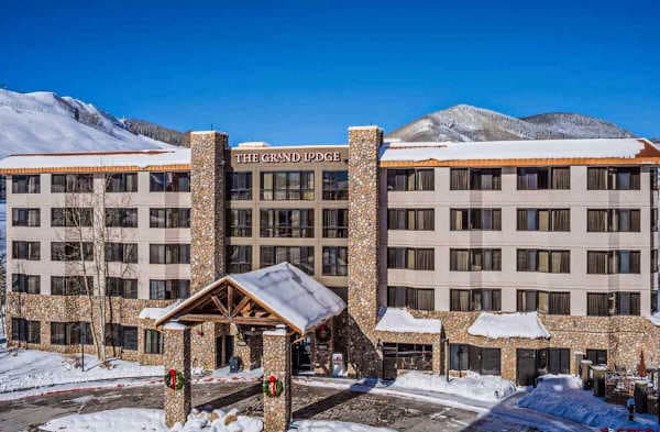 【Grand Lodge】Main entrance, a short walk from the Red Lady Express
