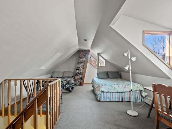 【Upstairs Bedroom】Queen under the eaves with extra beds for the kids