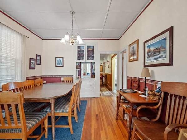【Dining Room】Formal table that actually seats the group