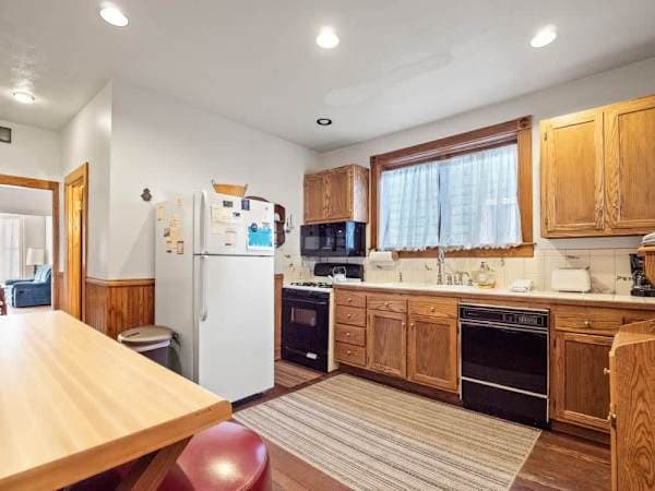 【Kitchen】Gas range and full-size fridge — cook for all 10