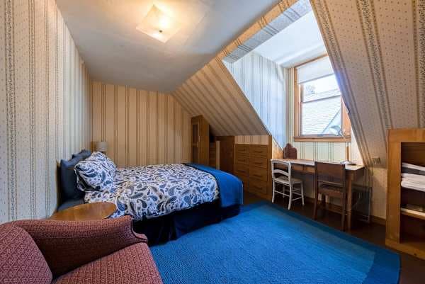 【Bedroom 4】Queen under the eaves — the kids' favorite