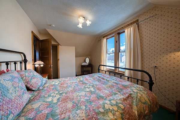 【Bedroom 2】Queen bed with bright morning light