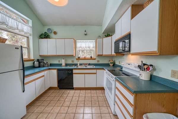 【Kitchen】Fully stocked: gas range, dishwasher, full-size fridge — cooks dinner for 8 without restaurant lines.