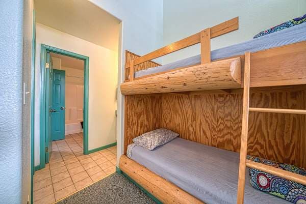 【Loft — Bunk】Two single beds in the loft — kids' room for a 4-person family upstairs.