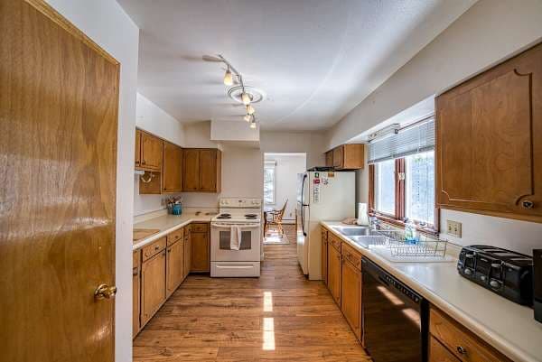 【Kitchen】Full gas range, dishwasher, and the stocked cookware groups need to actually cook for 10.