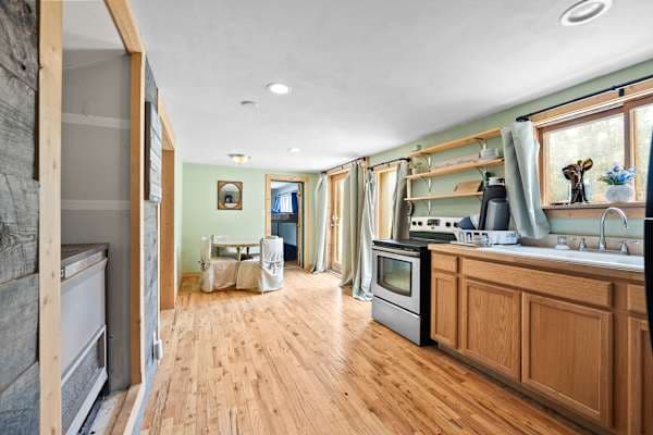 【Upper-Level Kitchen】 Full-size appliances, cookware, essentials for a group of 4