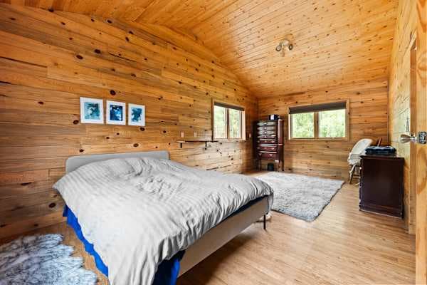【Upper-Level Bedroom】 Queen bed, direct bathroom access, laundry nearby