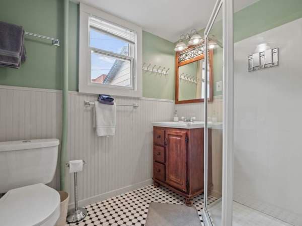 【Bathroom】Walk-in shower with hot water that holds up at 10,152 ft