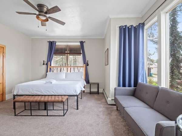 【Arches Room】King bed with a sitting area — room to spread out