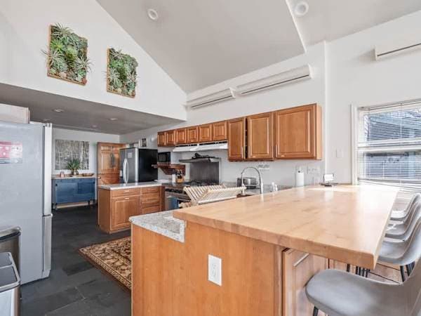 【Shared Kitchen】Stainless, stocked, and labeled — the pantry guests rave about