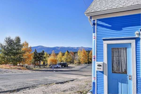 【Exterior】 Built in 1889 — that mountain view greets you at the front door.