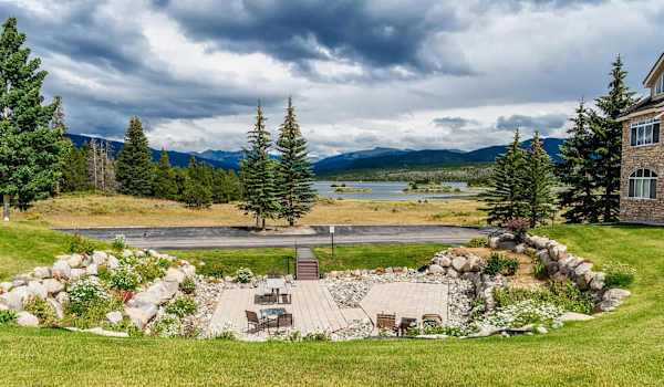 【Lake Dillon】The view from your balcony — paddleboards and sailboats in summer