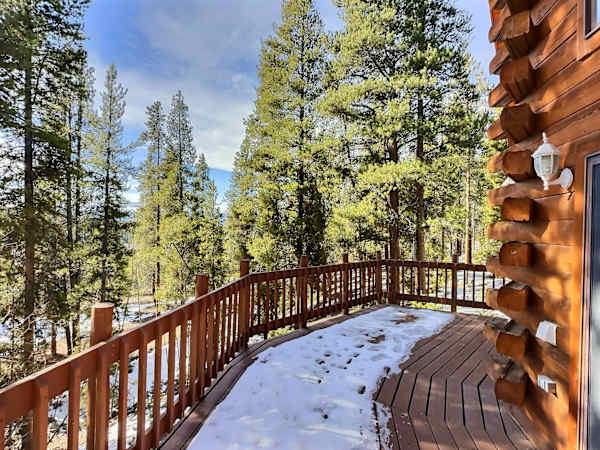 【Deck】Step into the pines with the Arkansas River just off the property