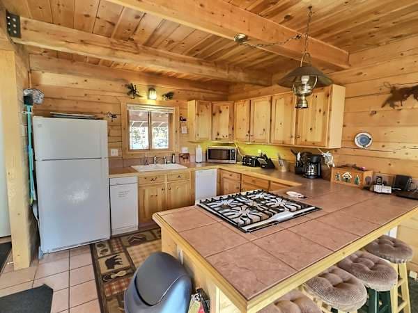 【Kitchen】Gas range and breakfast bar — cook group dinners after a day on the trails