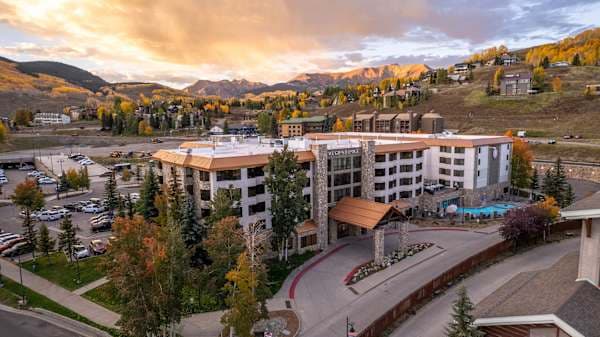 【Fall View】Golden aspens from the building in September