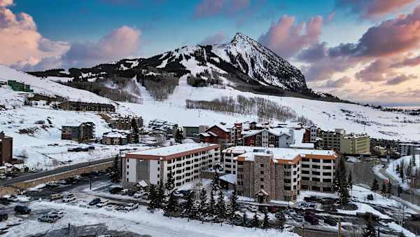 【Grand Lodge in Winter】Fresh snow on the roofline — Red Lady Express is 2 minutes through the courtyard