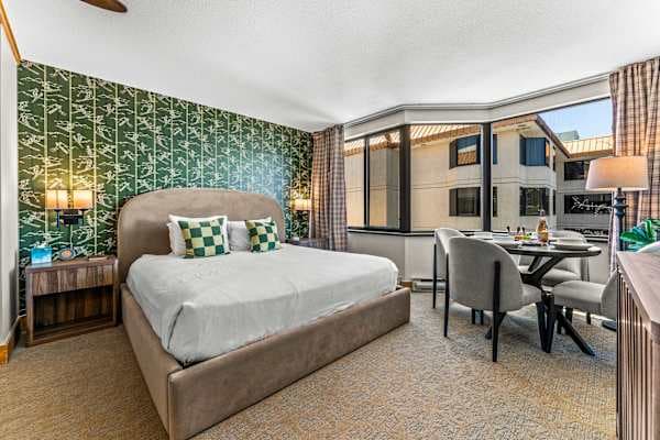 【Studio 412】King bed, 55" TV, and mountain-view window — 4th floor at the base of Red Lady Express