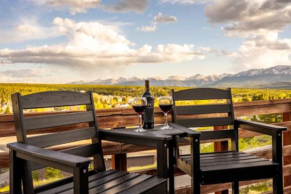 【Mountain Views】 This is real — panoramic peaks from every room, the deck & the balcony.