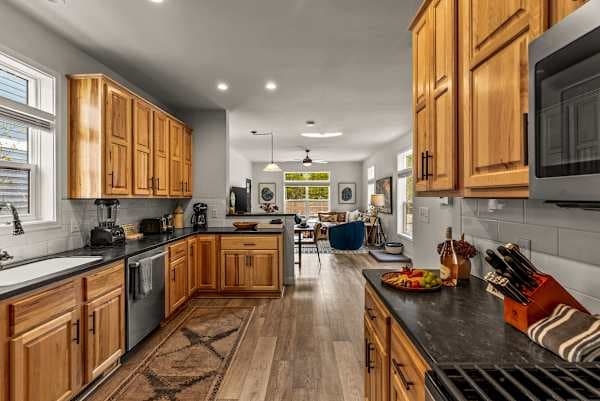 【Kitchen】Fully stocked with Instapot + air fryer — cook for 8 without packing groceries twice
