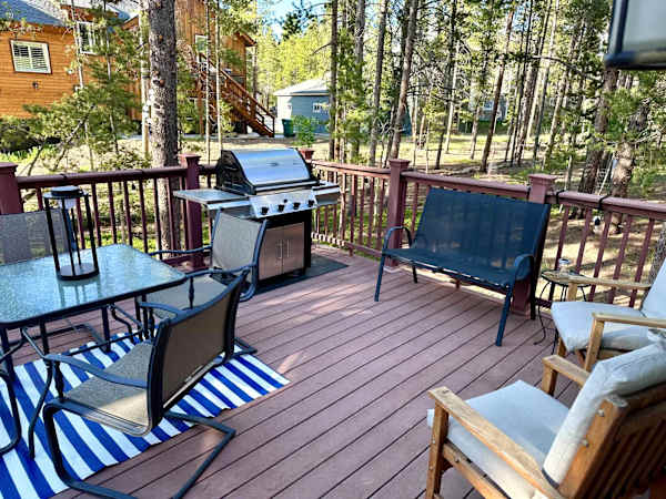 【Deck + Gas Grill】Forest-view deck ready for group meals and downtime