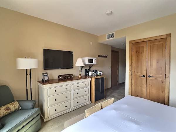 Mini Fridge, Coffee Maker and Microwave for use | Listed with @BookTraverse