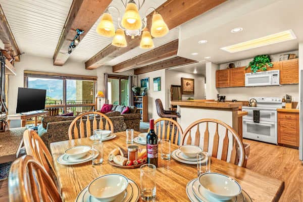 【Kitchen + Dining】Full kitchen with dining table for 4 and bar seating for 3