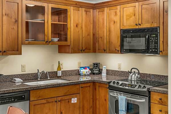 Well Equipped full kitchen | Listed with @BookTraverse