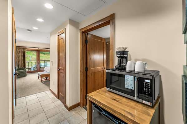 【Kitchenette】Mini fridge, microwave, and coffee maker for the essentials