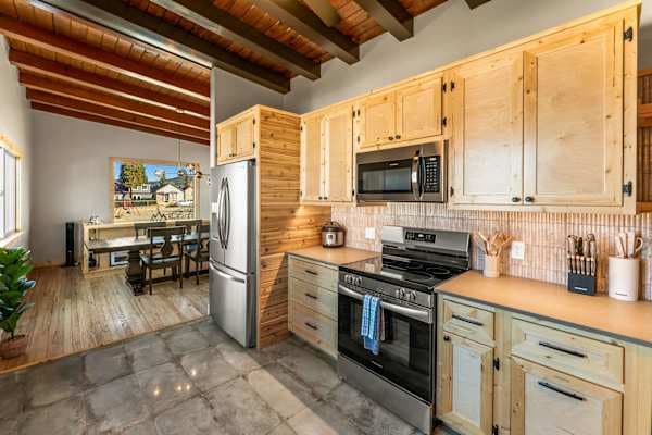 【Kitchen】Fully renovated — full cookware and Keurig out, ready for you to cook